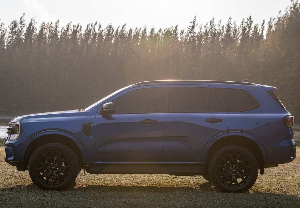 Phần hông xe Ford Everest Sport 2023
