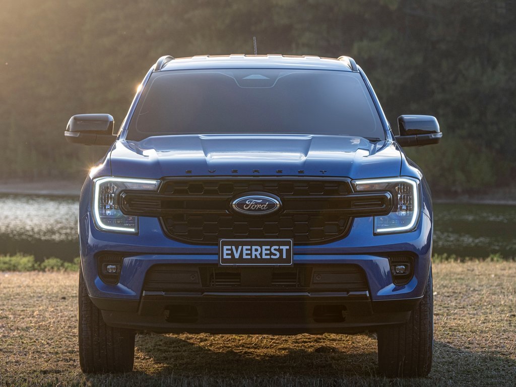 Mặt trước Ford Everest Sport 2023