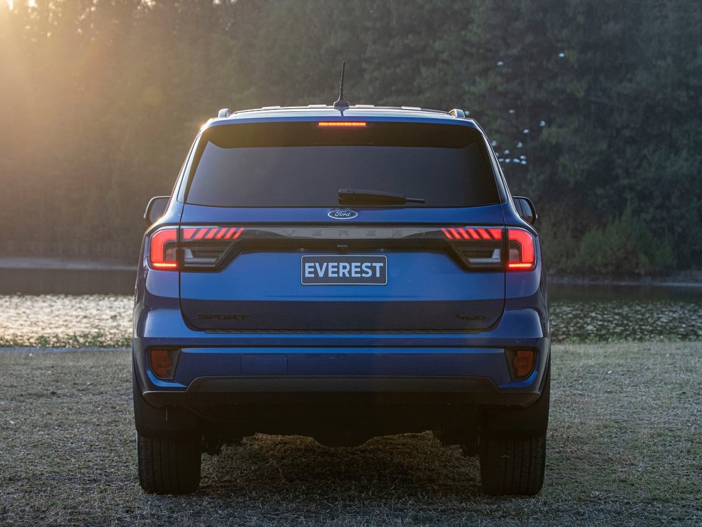 Phía sau Ford Everest Sport 2023