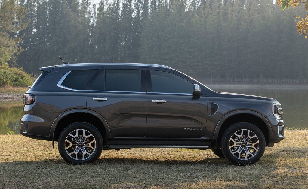 Phần thân xe Ford Everest Titanium +