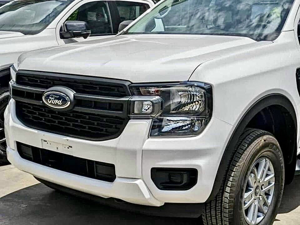 Ford Ranger XLS 2.0 Phần Đầu Xe